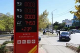 Crimea bán xăng dầu theo định mức do thiếu hụt