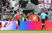 Hậu vệ Arsenal lấy khăn mặt của đối thủ để lau bóng