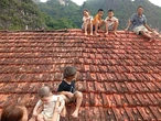 Em bé 5 tháng tuổi khát sữa giữa vùng rốn lũ