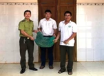 Con trăn 21kg vào nhà bắt gà, dân bắt giao lực lượng bảo vệ rừng