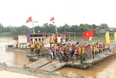 Phà quân sự vận hành trở lại cho người dân qua khu vực cầu Phong Châu