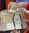 Muốn mua đấu giá 2 túi Hermes của bà Trương Mỹ Lan cần chú ý điều gì?