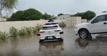 Taxi tự lái mắc kẹt giữa đường ngập, hãng đổ cho thời tiết khó lường