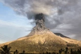 Núi lửa phun dữ dội, Indonesia nâng cảnh báo lên mức cao nhất