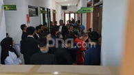 Taufik Hidayat Dihadirkan dalam Rekonstruksi Kasus Penyiksaan Sadis YTR di Polda Jabar
