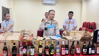 Polisi Sita Ratusan Botol Miras dari Warung Kelontong di Terminal Depok