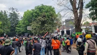 Aksi Solidaritas, Ratusan Ojol Pukul Mundur Polisi di Depan Gedung DPRD Jabar