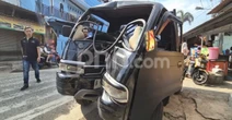 Sopir Mengantuk, Mobil Pikap Tabrak Tiang Listrik di Depok, 2 Penumpang Terluka