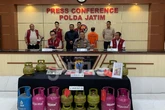 Polda Jatim Ringkus Warga Malang Pengoplos Elpiji 3 Kg, Rugikan Negara Rp162 Juta