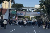 Massa Aksi di Grahadi Bubar Seusai Ruas Jalan Dibuka Kembali
