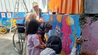Belasan Disabilitas Percantik Kampung Rajut Binong Jati Bandung Dengan Beragam Mural Kece