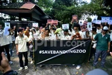 Menggelar Aksi Damai, Pegawai Bandung Zoo Minta Operasional Dibuka Kembali