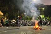 Massa Aksi Indonesia Sekarat di Grahadi Surabaya Blokade Jalan