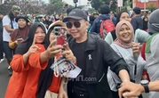 Ayah Ojak Jadi Pusat Perhatian CFD Depok, Warga Antre Minta Foto!