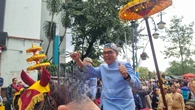 Bagaikan 'Raja', Dedi Mulyadi Tunggangi Kuda ke Gedung Sate di Kirab Budaya HUT Jawa Barat