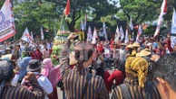 Mayday 2025, Buruh Berpakaian Tradisional Jawa Gemborkan Upah Jateng Terendah