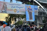 Banner Prabowo Bertuliskan Lemes Longor Warnai Demo Indonesia Sekarat di Grahadi