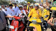 Naik Vespa Kuning dan Oranye, Imam-Ririn Disambut Palang Pintu Setibanya di KPU Kota Depok