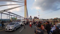 Ratusan Sopir Bus Blokade Flyover Pasupati Bandung, Lalu Lintas Lumpuh