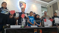 Lihat, Ketua PP Blora Mbah Mun Tertunduk Lesu, Tangan Terborgol Bersama Sang Istri