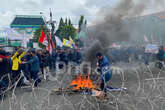 Demo Mahasiswa di Gedung DPRD Jatim Sempat Ricuh, Massa Bakar Ban-Lempar Botol