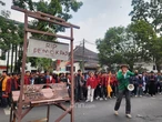 Bawa Pasung ke DPRD Jabar, BEM SI Sebut Indonesia Bobrok di Tangan Prabowo - Gibran