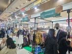 Pencinta Wastra Nusantara Ini Ubah Kain Tradisional Jadi Fesyen Elegan Kantoran