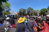 Tolak Reklamasi, Nelayan hingga Petani Garam Demo di Balai Kota Surabaya