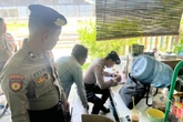 Warung Kopi di Gresik Digerebek Polisi, Puluhan Botol Miras Disita