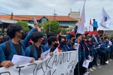 Ratusan Mahasiswa Demo di DPRD Jatim Bawa 30 Tuntutan, Salah Satunya Soal RUKHP