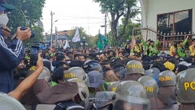 Tuntut Jokowi Turun, Ribuan Mahasiswa Jebol 2 Gerbang Balai Kota Semarang
