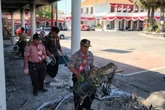 Puluhan Anggota Pramuka Gotong Royong Bersihkan Gedung Grahadi Seusai Dibakar Massa