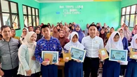 Dian Fahrud Jaman Bagikan 300 Paket Buku Tulis Gratis untuk Siswa SMP Karawang