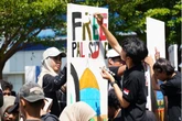 Gaungkan Pesan Damai, Ribuan Mahasiswa Baru UMSurabaya Lukis Konflik Dunia di Kanvas