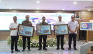 Pos Indonesia Persembahkan Piala Penghargaan Rising Star in Postal Development untuk Pemerintah