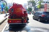 Cuaca Surabaya Panas Menyengat, Damkar Siram Jalan untuk Cegah Heatstroke