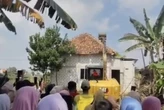TKW Asal Bojonegoro Nekat Robohkan Rumahnya karena Suami Selingkuh