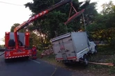 Gas Nyangkut, Mobil Boks Muatan Oli & Suku Cadang Terguling di Jemursari Surabaya