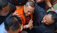 Keluar dari Sidang Kasus Korupsi, Eks Bupati Pati Tersenyum