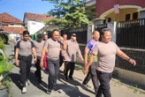 Polisi di Pasuruan yang Kelebihan Berat Badan Diwajibkan Jalan Kaki Siang