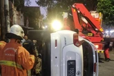 Hindari Bocah Menyeberang, Mobil Nissan Juke Terbalik di Jambangan Surabaya