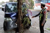 Diduga Kurang Konsentrasi, Bus Mira Tabrak Pikap hingga Hantam Pohon di Ngawi