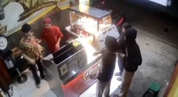 Viral Aksi Begal di Resto Ayam Goreng Depok, Pelaku Kalungkan Celurit ke Leher Korban