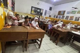 Puluhan Tahun Diterjang Rob, Siswa SD di Surabaya Berangkat Sekolah Digendong Orang Tua