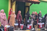 Tradisi Khas Bugis Warnai Kepulangan Jemaah Haji NTT di Asrama Haji Surabaya