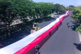 Demo Sopir Truk Bentangkan Bendera Merah Putih 1.000 M Diarak ke Kantor Gubernur Jatim