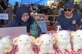 Boneka Domba Jadi Magnet Lapak Kurban di Surabaya, Anak-anak Ikut Antusias