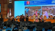 Wisuda ke-83 UPGRIS: Pasutri Guru PPPK dari Riau Curi Perhatian