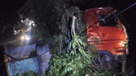 Kronologi Truk Muatan Alat Berat Oleng Menimpa Rumah, Turunan Gombel Macet Panjang