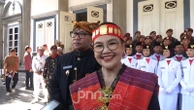 Pakai Baju Adat Jawa-Batak, Agustina Soroti Jembatan Emas Kemerdekaan